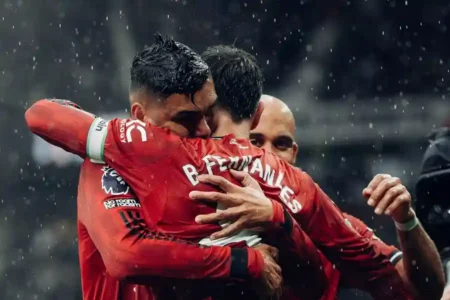 Manchester United vs Chelsea Berakhir 2-0 di Babak Pertama, Dua Kartu Merah Melayang di Old Trafford Manchester United memimpin 2-0 atas Chelsea di babak pertama (sumber foto: facebook @manchesterunited)