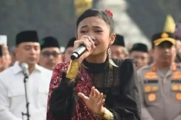 Shanun Rahmani Nyanyikan Ibu Pertiwi, Suasana Haru dan Khidmat Selimuti Peserta Ikrar Jogo Suroboyo Shanun Rahmani saat menyanyikan lagu Ibu Pertiwi di depan ribuan peserta Ikrar Jogo Suroboyo