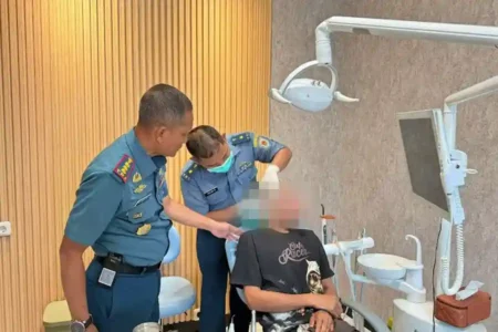 TNI Berhasil Operasi Tumor Rahang Warga Ngada di RSAL Marinir Cilandak TNI sukses mengoperasi tumor rahang warga Ngada, NTT, di RSAL Marinir Cilandak. Operasi berjalan lancar, pasien kini pulih dan kembali beraktivitas.