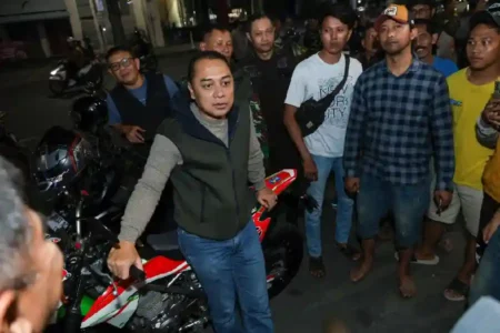 Wali Kota Eri Cahyadi Pimpin Patroli Gabungan, Pastikan Surabaya Aman dan Kondusif Wali Kota Eri Cahyadi saat memimpin patroli gabungan di Surabaya