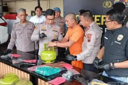 Polres Purbalingga Bongkar Kasus Oplosan Elpiji 3 Kg ke Tabung 12 Kg Polres Purbalingga ungkap penyalahgunaan elpiji bersubsidi dengan modus oplosan tabung 3 kg ke 12 kg. Pelaku dijerat pasal berlapis.