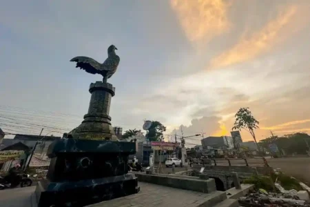 Patung Ayam Jago di Lidah Wetan, Simbol Perjuangan Sawunggaling dan Cikal Bakal Surabaya Patung Ayam Jago di Lidah Wetan Surabaya diresmikan sebagai simbol perjuangan Raden Sawunggaling, pahlawan legendaris cikal bakal Kota Pahlawan.
