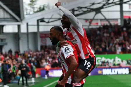 Brentford vs Manchester United Berakhir 3-1, Igor Thiago Jadi Bintang di Gtech Community Stadium Ekspresi kemenangan Brentford usai menundukkan Manchester United di babak pertama Premier League 2025-26, Jumat (27/9) (sumber foto: facebook @brentfordfootballclub1889)