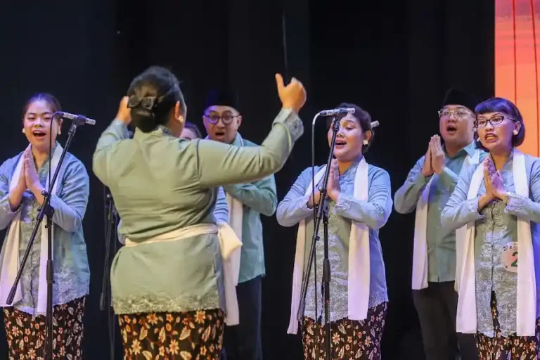 Lomba Paduan Suara Antar Gereja 2025 Hadirkan Aksi Inklusif dan Semangat Persaudaraan di Surabaya Lomba Paduan Suara Antar Gereja 2025 Surabaya tampilkan kolaborasi lintas usia dan bahasa isyarat, perkuat toleransi dan persaudaraan lintas iman.