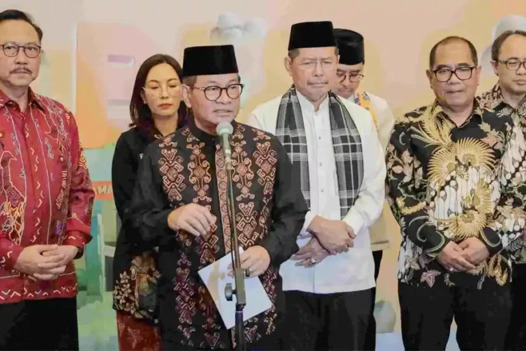 Gubernur Pramono Anung Anugerahkan Benyamin S. Award 2025 untuk Tiga Kelurahan Terbaik di Jakarta Gubernur DKI Jakarta Pramono Anung beri Benyamin S. Award 2025 kepada tiga kelurahan terbaik sebagai wujud gerakan warga menuju Jakarta yang layak huni.