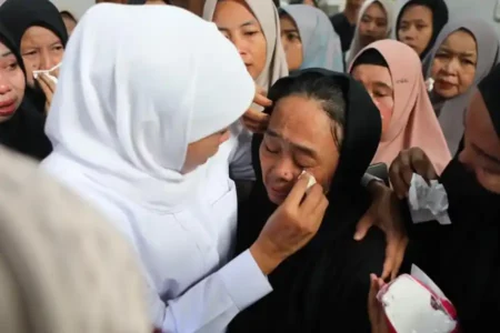 Takziah ke Rumah Naufal Takdir Al Bari, Gubernur Khofifah: Dunia Olahraga Kehilangan Putra Terbaiknya Gubernur Khofifah iringi pemakaman Naufal Takdir Al Bari, atlet muda Jatim yang wafat saat pelatnas di Rusia. Dunia olahraga nasional berduka.