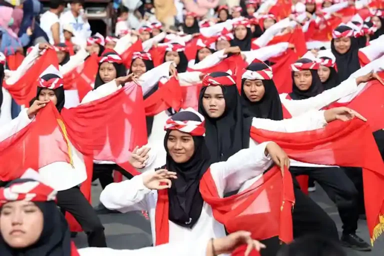 Napak Tilas Sawunggaling 2025: 1.000 Penari Remo Semarakkan Warisan Budaya Surabaya 1.000 pelajar ramaikan Tari Remo massal dalam Sembrani Bumi Nusantara 2025