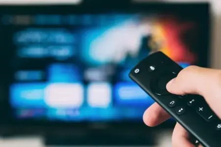 Amazon Luncurkan Creative Agent, Mitra AI Revolusioner untuk Konten Iklan Digital Ilustrasi layanan streaming video (foto: Glenn Carstens-Peters, unsplash)