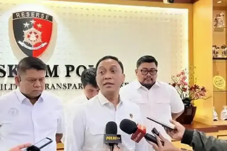Bareskrim Ambil Alih Kasus Narkoba Besar di Tol Trans Sumatera untuk Percepat Pengungkapan Jaringan Bareskrim Polri ambil alih kasus temuan narkoba besar di Tol Trans Sumatera guna percepatan penyelidikan dan penelusuran jaringan.