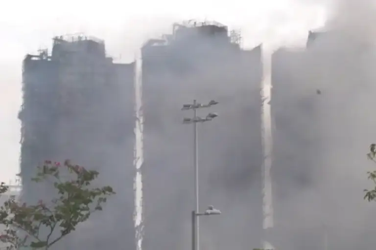 Kebakaran Apartemen Hong Kong Tewaskan 128 Orang, Ratusan Masih Hilang dan Delapan Tersangka Baru Ditangkap Kebakaran di Tai Po, Hong Kong, tewaskan 128 orang dan ratusan hilang. Pemerintah menangkap delapan tersangka dan terus selidiki penyebab api.