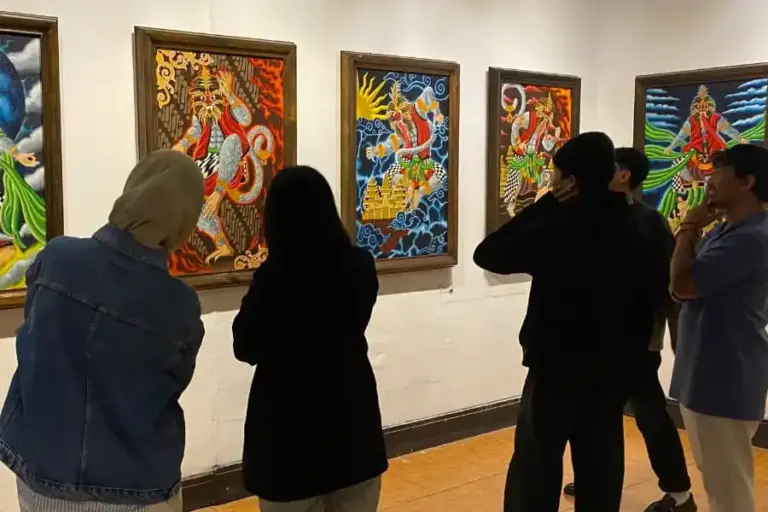 Seni Lupa: Refleksi Emosional Delapan Mahasiswa Seni Rupa UM di Galeri Raos Pameran Seni Lupa oleh 8 mahasiswa UM menampilkan 42 karya yang merefleksikan perjalanan emosional di penghujung studi. Kunjungi Galeri Raos hingga 13 Nov 2025.