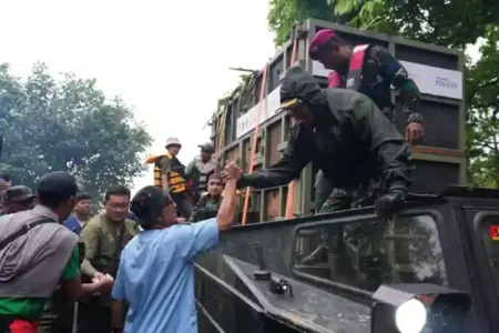 TNI Dukung Translokasi Badak Jawa di Ujung Kulon, Operasi Merah Putih Jadi Tonggak Konservasi Nasional TNI membantu translokasi Badak Jawa di Taman Nasional Ujung Kulon sebagai bagian dari Operasi Merah Putih untuk menjaga populasi satwa langka.