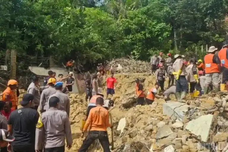 Pencarian Anak Diduga Tertimbun Longsor di Sibolga Terhambat Cuaca dan Akses Lokasi Tim gabungan terus mencari anak 12 tahun yang diduga tertimbun longsor di Sibolga, namun cuaca dan akses lokasi menyulitkan operasi penyelamatan.