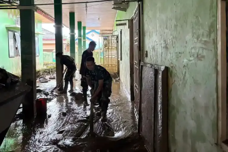 TNI Turun Tangan Bersihkan Puskesmas Pascabanjir di Aceh Tamiang TNI melalui Brigif 25/Siwah membersihkan Puskesmas Desa Kota Lintang, Aceh Tamiang, guna memulihkan layanan kesehatan pascabanjir.