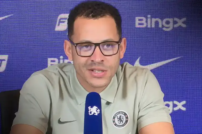 Liam Rosenior Minta Chelsea Tetap Rendah Hati Jelang Duel Kontra Arsenal Liam Rosenior