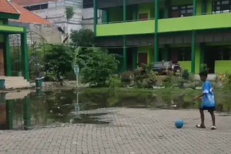Pemkot Surabaya Lakukan Pengecekan Saluran Usai Lapangan SDN Ujung V Tergenang Pemkot Surabaya bergerak cepat menangani genangan di SDN Ujung V. Dispendik memastikan kegiatan belajar mengajar tetap normal pascahujan.