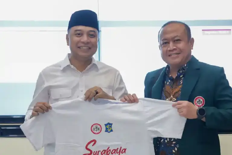 Pemkot Surabaya Gandeng IDI, Pemetaan Kesehatan Warga Dimulai dari Tingkat RW Pemkot Surabaya dan IDI menandatangani MoU untuk memetakan kesehatan warga berbasis data hingga tingkat RW guna menekan stunting dan penyakit tidak menular.