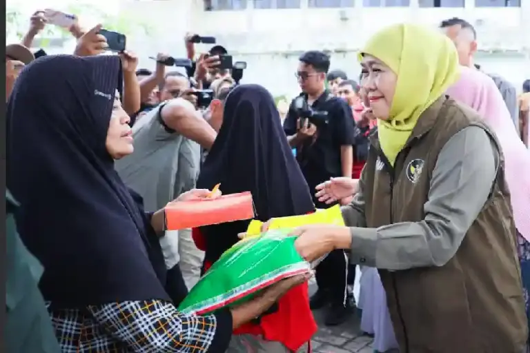 Gubernur Khofifah Gelar Pasar Murah di Sumbersari Jember, Perkuat Kendali Harga dan Daya Beli Warga Gubernur Khofifah menggelar pasar murah di Sumbersari Jember untuk menjaga stabilitas harga bahan pokok dan melindungi daya beli masyarakat.