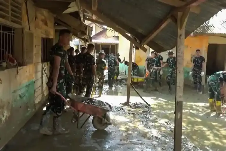 Taruna Akademi TNI Bersihkan Sekolah Pascabanjir di Aceh Tamiang, Percepat Pemulihan Pendidikan Taruna Akademi TNI membersihkan sekolah pascabanjir di Aceh Tamiang melalui Latsitarda Nusantara ke-46 guna mempercepat pemulihan pendidikan.