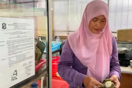 Dorong UMKM Naik Kelas, Pemkot Surabaya Fasilitasi Legalitas Gratis bagi Ribuan Pedagang Pemkot Surabaya memfasilitasi legalitas gratis dan pendampingan usaha bagi UMKM. Sepanjang 2025, 5.250 pelaku usaha dibina untuk naik kelas.