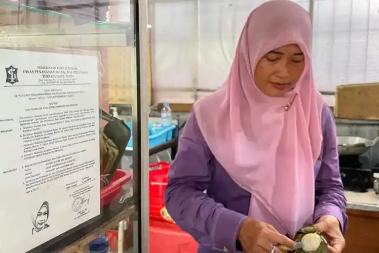 Dorong UMKM Naik Kelas, Pemkot Surabaya Fasilitasi Legalitas Gratis bagi Ribuan Pedagang Pemkot Surabaya memfasilitasi legalitas gratis dan pendampingan usaha bagi UMKM. Sepanjang 2025, 5.250 pelaku usaha dibina untuk naik kelas.