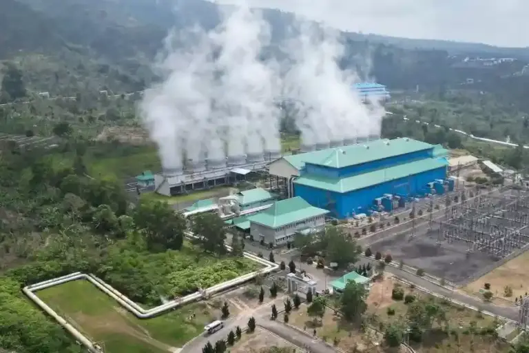 Penjualan REC PLN Tembus 6,43 TWh, Industri Kian Agresif Beralih ke Energi Hijau Penjualan Renewable Energy Certificate PLN mencapai 6,43 TWh sepanjang 2025, tumbuh 19,65% seiring meningkatnya komitmen industri pada energi hijau.