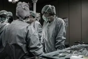Terobosan Baru Lawan Kanker Kebal Obat: Mutasi Penyangkal Justru Jadi Sasaran Ilsutrasi aktivitas medis (foto: Piron Guillaume, unsplash)