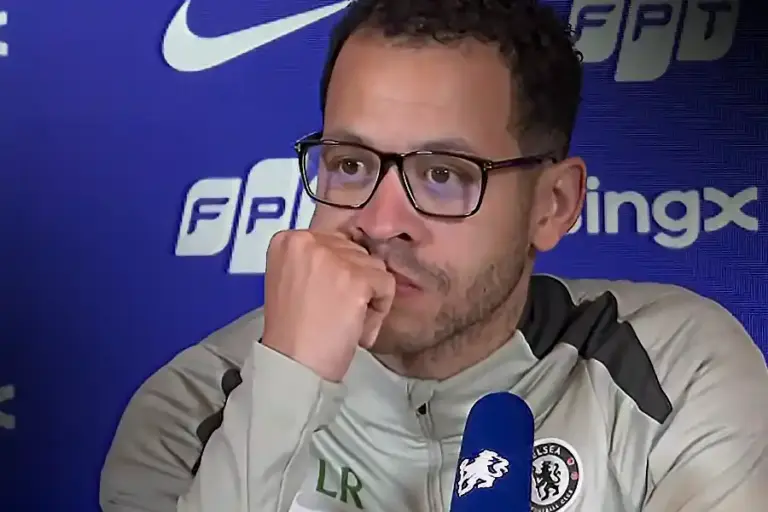 Liam Rosenior Ungkap Cara Meningkatkan Performa Pemain Chelsea: Analisis Video Jadi Kunci Evaluasi! Liam Rosenior