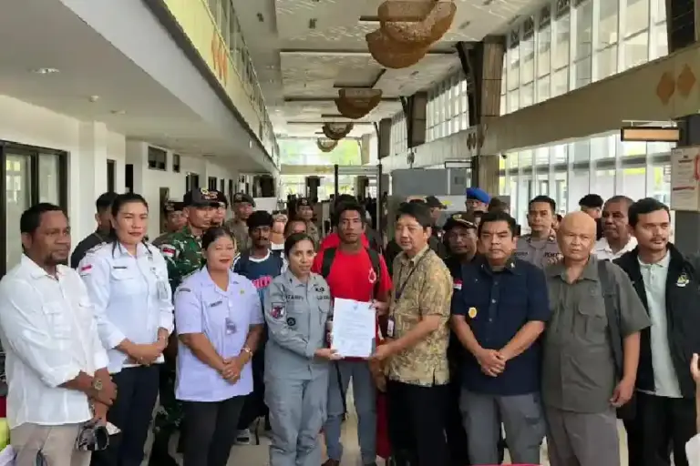 Bakamla RI Fasilitasi Pemulangan Enam Nelayan WNI dari Timor Leste Bakamla RI memfasilitasi pemulangan enam nelayan WNI yang terdampar di perairan Timor Leste melalui PLBN Motaain, Atambua, NTT.
