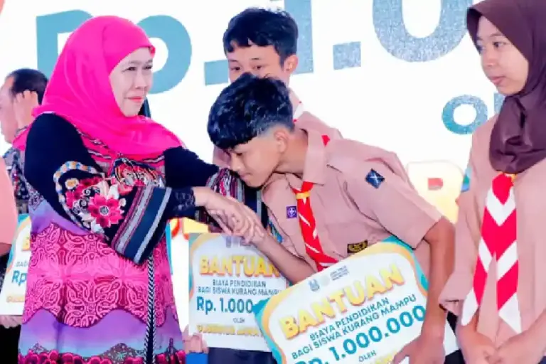 Awal 2026, Gubernur Khofifah Resmikan Revitalisasi 38 SMA, SMK, dan SLB di Malang Raya Gubernur Khofifah meresmikan revitalisasi sarana prasarana 38 SMA, SMK, dan SLB di Malang Raya sebagai langkah tancap gas pendidikan Jawa Timur 2026.