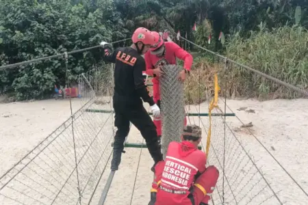 TNI Rampungkan Renovasi Jembatan Gantung Garuda, Akses Vital Warga Bandar Kuala Kembali Normal TNI melalui Satgas Gulbencal Kodam I/Bukit Barisan menyelesaikan renovasi Jembatan Gantung Garuda di Deli Serdang, akses vital warga kembali pulih.
