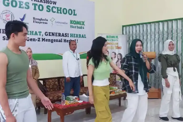 Gaya Hidup Sehat Gen Z, Komix Herbal Dorong Kombinasi Literasi Digital dan Pemanfaatan Herbal Komix Herbal Goes to School dorong gaya hidup sehat Gen Z melalui edukasi herbal, swamedikasi tepat, dan literasi digital di berbagai kota Indonesia.