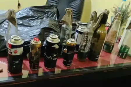 Pelajar SMP Lempar Bom Molotov di Sekolah, Polisi Ungkap Paparan Konten Kekerasan Digital dan Perundungan Kasus bom molotov oleh pelajar SMP di Kalbar diungkap polisi dipicu perundungan dan paparan konten kekerasan digital dari komunitas daring.