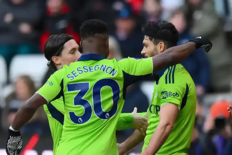 Raul Jimenez Borong Dua Gol, Fulham Akhiri Tren Negatif Usai Tundukkan Sunderland 3-1 Fulham menang 3-1 atas Sunderland. Raul Jimenez cetak dua gol dan akhiri tren negatif di Premier League 2025-2026.