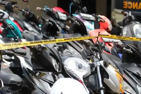 74 Motor Curian Dikembalikan ke Pemilik, Kapolda Sultra Apresiasi Kinerja Polresta Kendari Sebanyak 74 motor curian dikembalikan Polresta Kendari kepada pemiliknya. Kapolda Sultra apresiasi kinerja Buser 77 dan imbau warga cek kendaraannya.
