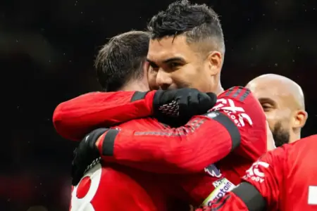Manchester United Tundukkan Tottenham 2-0, Era Michael Carrick Kian Meyakinkan Manchester United mengalahkan Tottenham Hotspur 2-0 di Old Trafford. Gol Mbeumo dan Bruno Fernandes mempertegas kebangkitan Setan Merah era Michael Carrick.