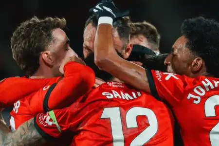 Mallorca Bungkam Sevilla 4-1, Efektivitas Tinggi Tuan Rumah Menjadi Pembeda Mallorca menundukkan Sevilla 4-1 di La Liga. Meski kalah penguasaan bola, Los Bermellones tampil efektif dan mengamankan tiga poin penting.