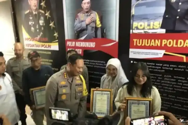 Kejar Jambret hingga Tertangkap, Mahasiswi di Jogja Dapat Penghargaan dari Polri Mahasiswi di Jogja yang mengejar jambret hingga tertangkap mendapat penghargaan dari Polresta Jogja. Polisi pastikan korban tak diproses hukum.