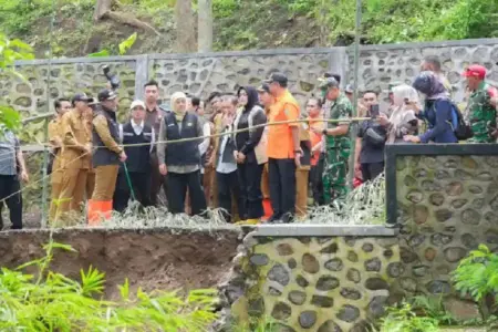 Banjir Probolinggo: Khofifah Turun Langsung, Salurkan Ratusan Bantuan dan Susun Skala Prioritas Penanganan Gubernur Khofifah tinjau banjir Probolinggo, salurkan ratusan bantuan dan petakan prioritas penanganan jangka pendek hingga panjang.