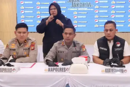 Polres Tangsel Tangkap Dua Tersangka Etomidate, Satu WN China; 207 Cartridge Disita Polres Tangsel tangkap dua tersangka etomidate, termasuk WN China. 207 cartridge disita, 1.035 jiwa disebut terselamatkan.