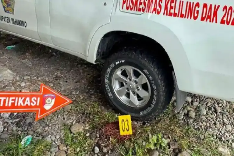 Ambulans Puskesmas Aplim Nyaris Dibakar di Dekai, Warga dan Aparat Amankan Akses Kesehatan Yahukimo Dua ambulans Puskesmas Aplim di Dekai, Yahukimo, nyaris dibakar. Warga dan aparat bergerak cepat selamatkan akses layanan kesehatan.