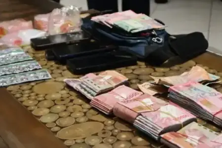 Operasi Senyap di Bekasi, Polisi Amankan Empat Terduga Pengedar Obat Keras Polres Metro Bekasi mengungkap peredaran narkoba dan obat keras di Kampung Kavling. Empat terduga pelaku diamankan dalam operasi dini hari.