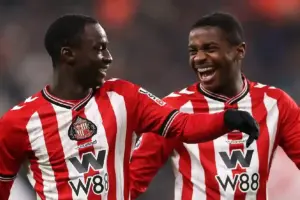 Sunderland Hajar Burnley 3-0 di Stadium of Light, The Black Cats Merangsek ke Papan Tengah Sunderland menang telak 3-0 atas Burnley di Premier League. Gol bunuh diri Tuanzebe, Diarra, dan Talbi bawa The Black Cats naik ke peringkat delapan.