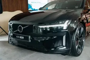 Volvo ES90 Resmi Meluncur di Indonesia, Sedan Listrik Premium dengan Jarak Tempuh 661 Km Volvo ES90 resmi hadir di Indonesia. Sedan listrik premium ini menawarkan jarak tempuh hingga 661 km, teknologi 800V, serta fitur keselamatan dan digital canggih.