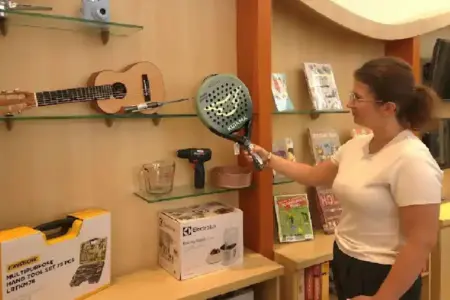 Goethe-Institut Jakarta Perluas Library of Things, Kini Hadirkan 38 Benda untuk Dipinjam Publik Goethe-Institut Jakarta menambah koleksi Library of Things menjadi 38 benda dari empat kategori untuk mendukung ekonomi berbagi dan gaya hidup berkelanjutan.