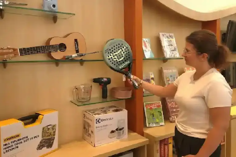 Goethe-Institut Jakarta Perluas Library of Things, Kini Hadirkan 38 Benda untuk Dipinjam Publik Goethe-Institut Jakarta menambah koleksi Library of Things menjadi 38 benda dari empat kategori untuk mendukung ekonomi berbagi dan gaya hidup berkelanjutan.