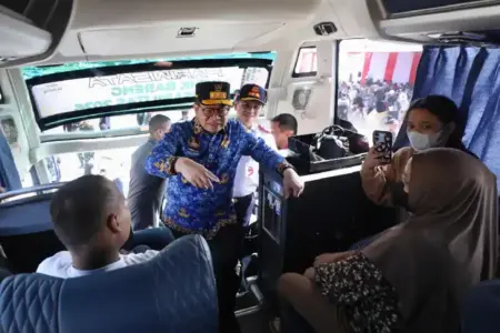 Pemprov DKI Berangkatkan 33.902 Pemudik Gratis 2026, Gunakan 744 Bus ke Jawa dan Sumatra Pemprov DKI Jakarta memberangkatkan 33.902 pemudik gratis 2026 dari Monas dengan 744 bus ke berbagai kota di Jawa dan Sumatra.