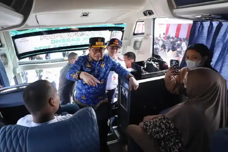 Pemprov DKI Berangkatkan 33.902 Pemudik Gratis 2026, Gunakan 744 Bus ke Jawa dan Sumatra Pemprov DKI Jakarta memberangkatkan 33.902 pemudik gratis 2026 dari Monas dengan 744 bus ke berbagai kota di Jawa dan Sumatra.