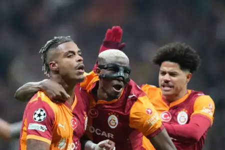 Galatasaray Tumbangkan Liverpool 1-0 di Liga Champions 2025/26, Gol Cepat Mario Lemina Jadi Penentu Galatasaray mengalahkan Liverpool 1-0 pada Liga Champions 2025/26 lewat gol cepat Mario Lemina. Statistik menunjukkan The Reds dominan namun gagal mencetak gol.