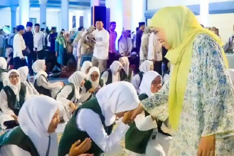 Qiyamul Lail Malam ke-27 Ramadan, Khofifah Ajak 35 Ribu Jemaah Doakan Perdamaian Dunia Khofifah pimpin Qiyamul Lail di Masjid Al Akbar Surabaya, ajak 35 ribu jemaah doakan perdamaian dunia dan kelancaran ibadah haji.